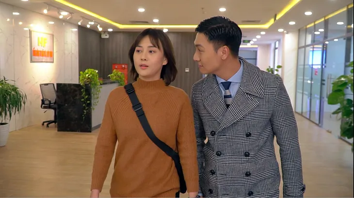 Loạt áo len nhìn là hãi của Phương Oanh khi Hương vị tình thân phát đúng thời tiết gần 40 độ - Ảnh 7. Loạt áo len nhìn là hãi của Phương Oanh khi Hương vị tình thân phát đúng thời tiết gần 40 độ - Ảnh 7.