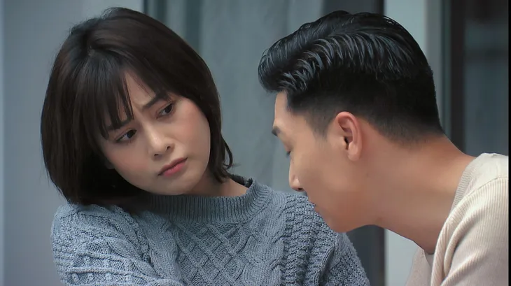 Loạt áo len nhìn là hãi của Phương Oanh khi Hương vị tình thân phát đúng thời tiết gần 40 độ - Ảnh 12. Loạt áo len nhìn là hãi của Phương Oanh khi Hương vị tình thân phát đúng thời tiết gần 40 độ - Ảnh 12.