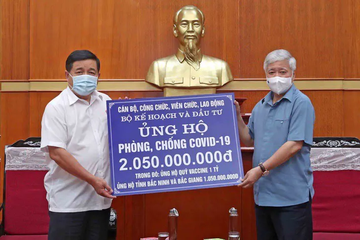 Bộ Kế hoạch và Đầu tư ủng hộ hơn 2 tỷ đồng cho công tác phòng, chống dịch COVID-19 - Ảnh 1. Bộ Kế hoạch và Đầu tư ủng hộ hơn 2 tỷ đồng cho công tác phòng, chống dịch COVID-19 - Ảnh 1.
