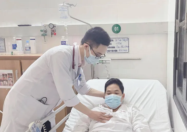 Can thiệp lấy huyết khối xoang tĩnh mạch não cho nam bệnh nhân 36 tuổi - Ảnh 1.