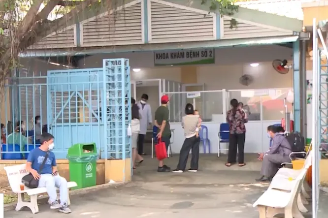 Bệnh viện chủ động lập riêng khoa khám bệnh cho người sốt, ho - Ảnh 1. Bệnh viện chủ động lập riêng khoa khám bệnh cho người sốt, ho - Ảnh 1.