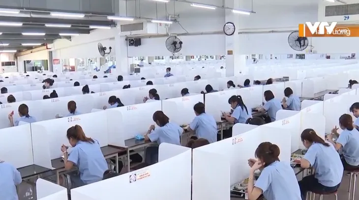 Khẩu hiệu Không nói chuyện khi không đeo khẩu trang trong khu công nghiệp - Ảnh 2. Khẩu hiệu Không nói chuyện khi không đeo khẩu trang trong khu công nghiệp - Ảnh 2.