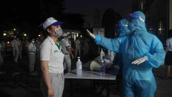 Xuyên đêm lấy mẫu tầm soát COVID-19 cho hơn 30.000 công nhân ở TP Hồ Chí Minh - Ảnh 2. Xuyên đêm lấy mẫu tầm soát COVID-19 cho hơn 30.000 công nhân ở TP Hồ Chí Minh - Ảnh 2.