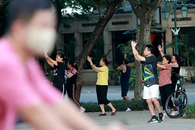 Người dân vẫn đổ ra hồ Gươm tập thể dục, lơ là thực hiện phòng dịch - Ảnh 7. Người dân vẫn đổ ra hồ Gươm tập thể dục, lơ là thực hiện phòng dịch - Ảnh 7.
