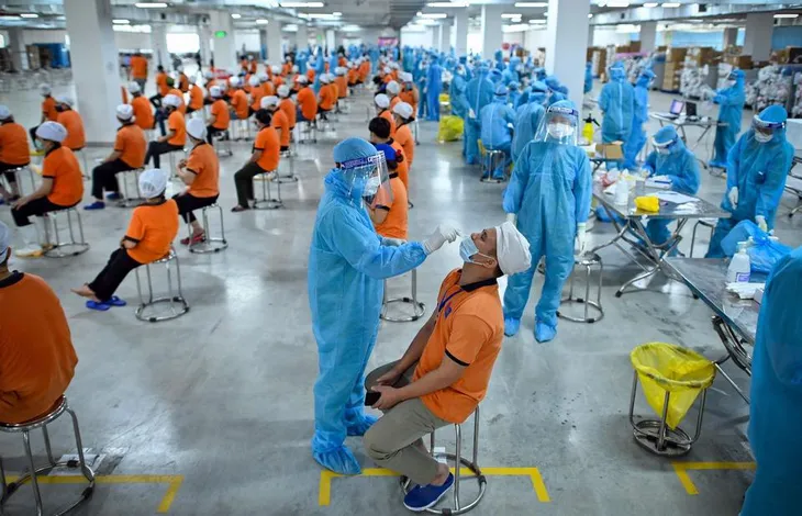 TP Hồ Chí Minh khuyến khích doanh nghiệp test nhanh COVID-19 cho người lao động - Ảnh 1. TP Hồ Chí Minh khuyến khích doanh nghiệp test nhanh COVID-19 cho người lao động - Ảnh 1.
