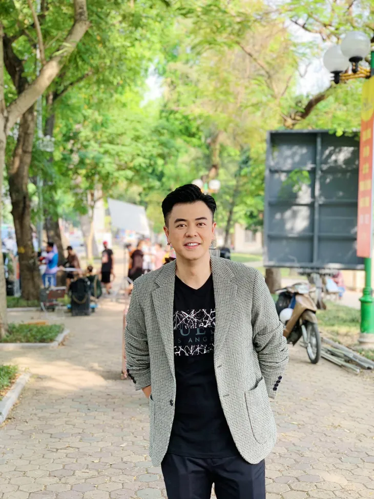 Hậu trường phim: Tuấn Tú diện đồ đông nắm tay Khả Ngân giữa thời tiết nắng gắt - Ảnh 1. Hậu trường phim: Tuấn Tú diện đồ đông nắm tay Khả Ngân giữa thời tiết nắng gắt - Ảnh 1.