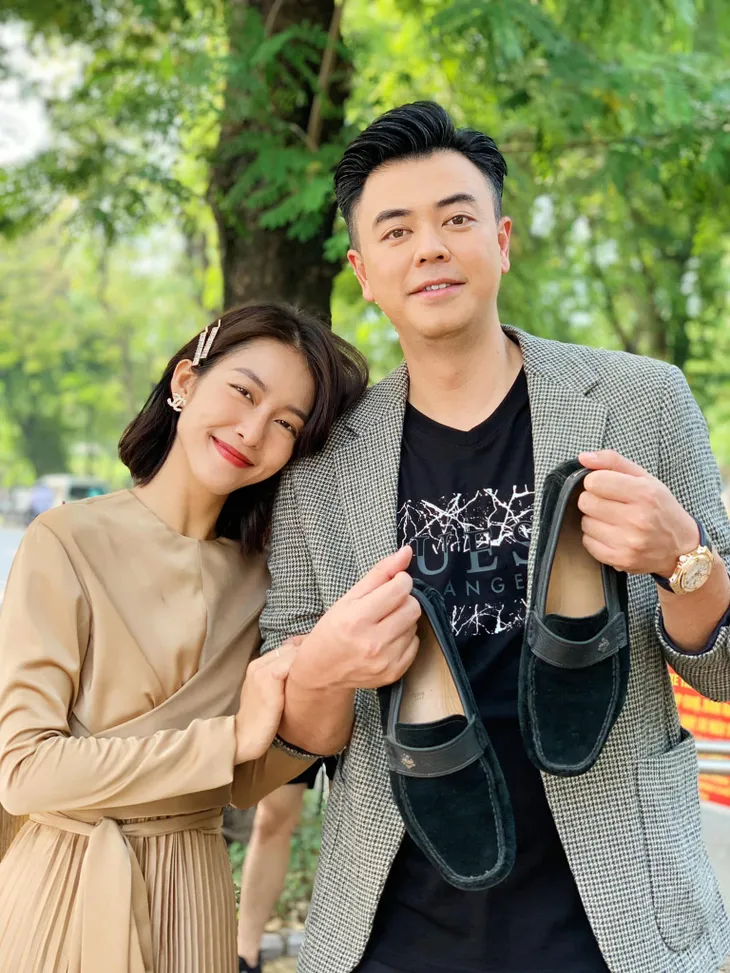 Hậu trường phim: Tuấn Tú diện đồ đông nắm tay Khả Ngân giữa thời tiết nắng gắt - Ảnh 3. Hậu trường phim: Tuấn Tú diện đồ đông nắm tay Khả Ngân giữa thời tiết nắng gắt - Ảnh 3.