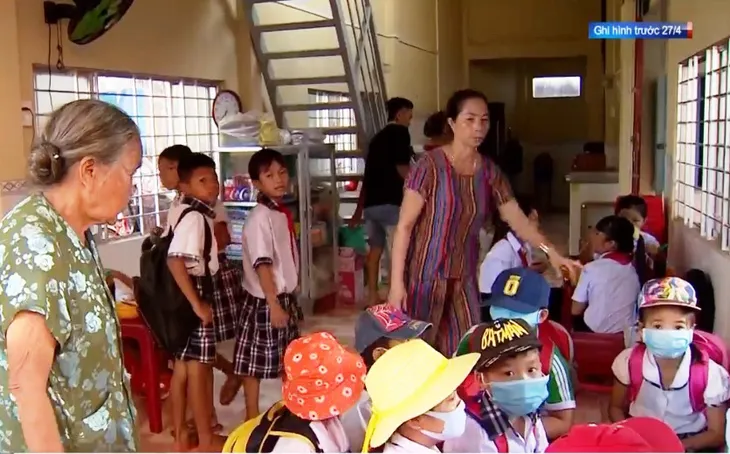Cụ bà 85 tuổi bỏ phố ra đảo tình nguyện đưa đón trẻ tới trường - Ảnh 2.