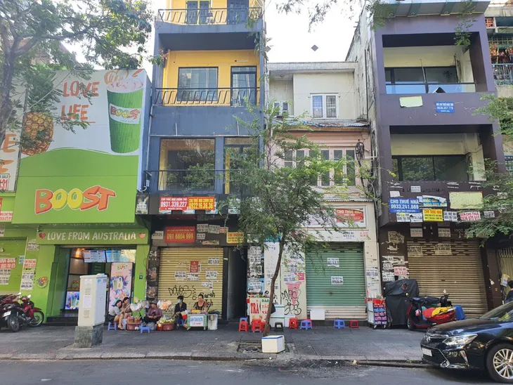 Lao đao vì COVID-19, mặt bằng nhà phố “mỏi mắt” tìm khách thuê - Ảnh 1. Lao đao vì COVID-19, mặt bằng nhà phố “mỏi mắt” tìm khách thuê - Ảnh 1.