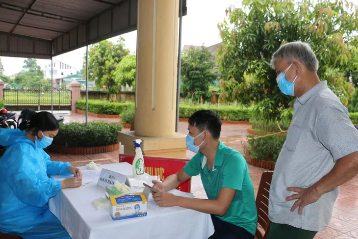 Hà Tĩnh truy vết hơn 1.300 trường hợp F1, F2 liên quan 2 ca mắc COVID-19 - Ảnh 1.