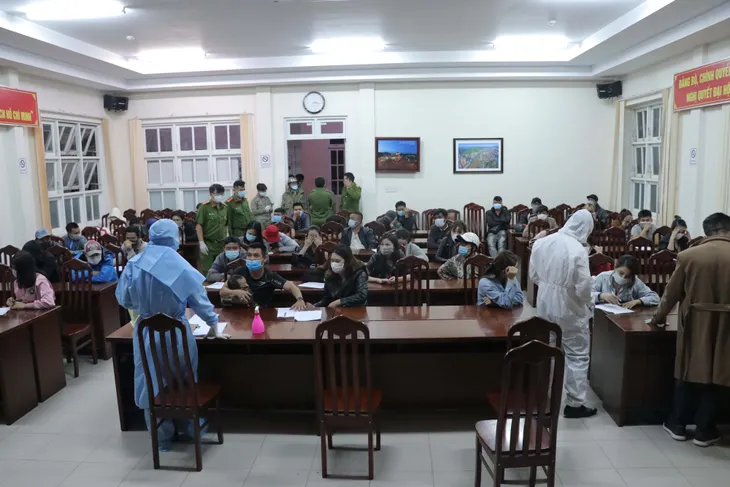 46 nam thanh, nữ tú hát karaoke giữa mùa dịch - Ảnh 2. 46 nam thanh, nữ tú hát karaoke giữa mùa dịch - Ảnh 2.