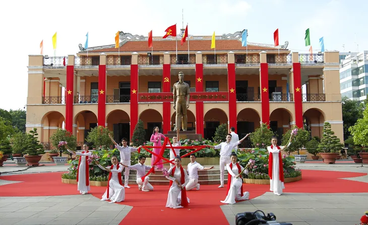 TP Hồ Chí Minh kỷ niệm 110 năm ngày Bác Hồ ra đi tìm đường cứu nước - Ảnh 2. TP Hồ Chí Minh kỷ niệm 110 năm ngày Bác Hồ ra đi tìm đường cứu nước - Ảnh 2.