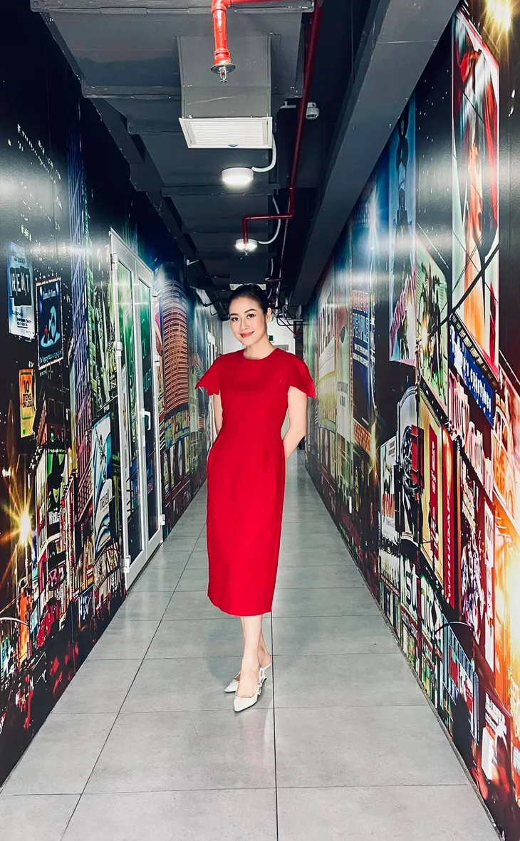 MC Phí Linh khoe trang phục mùa hè mát mắt - Ảnh 12.