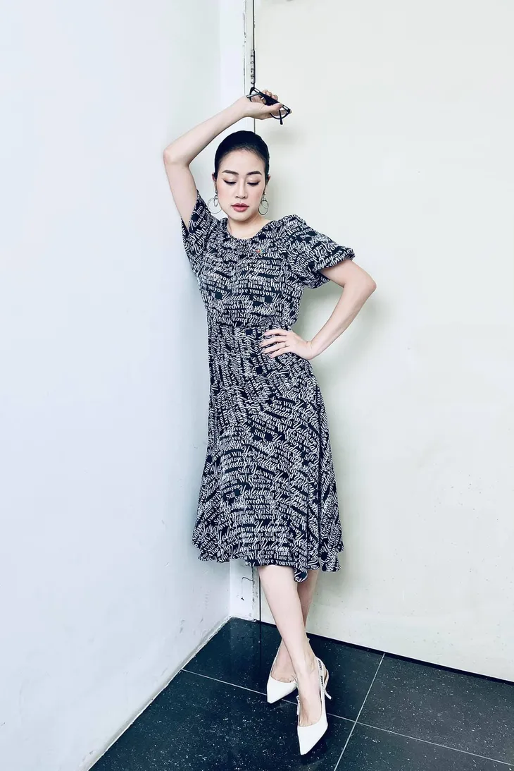 MC Phí Linh khoe trang phục mùa hè mát mắt - Ảnh 5.