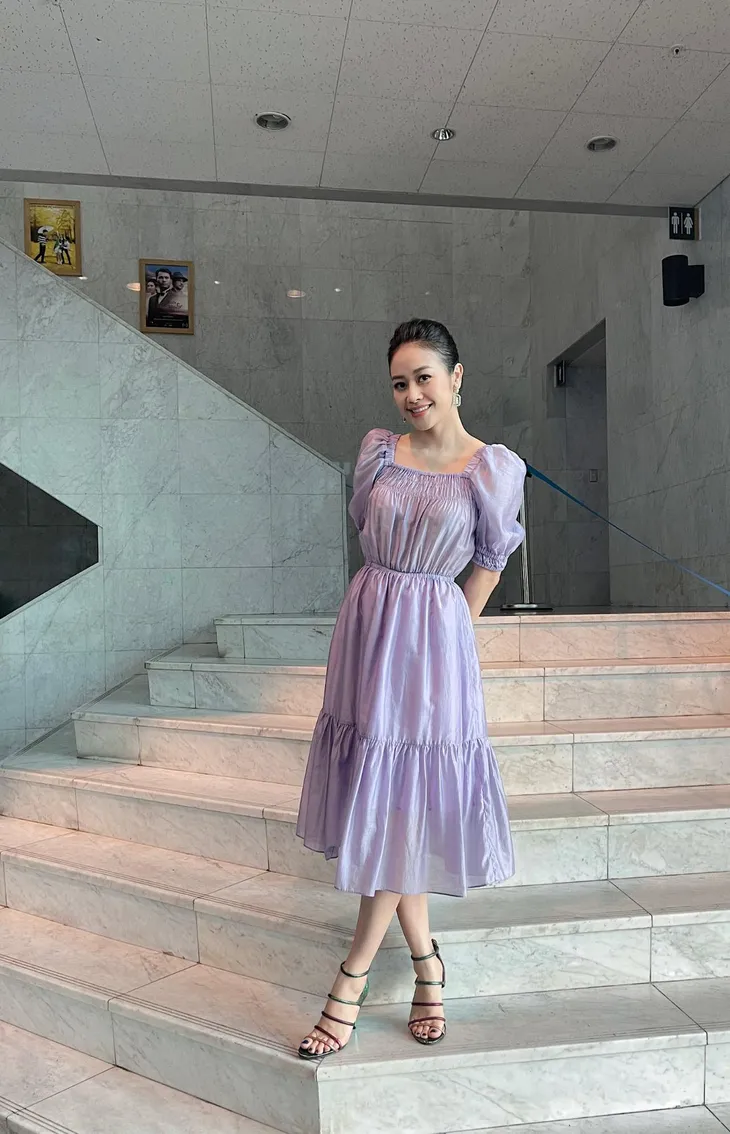 MC Phí Linh khoe trang phục mùa hè mát mắt - Ảnh 1.