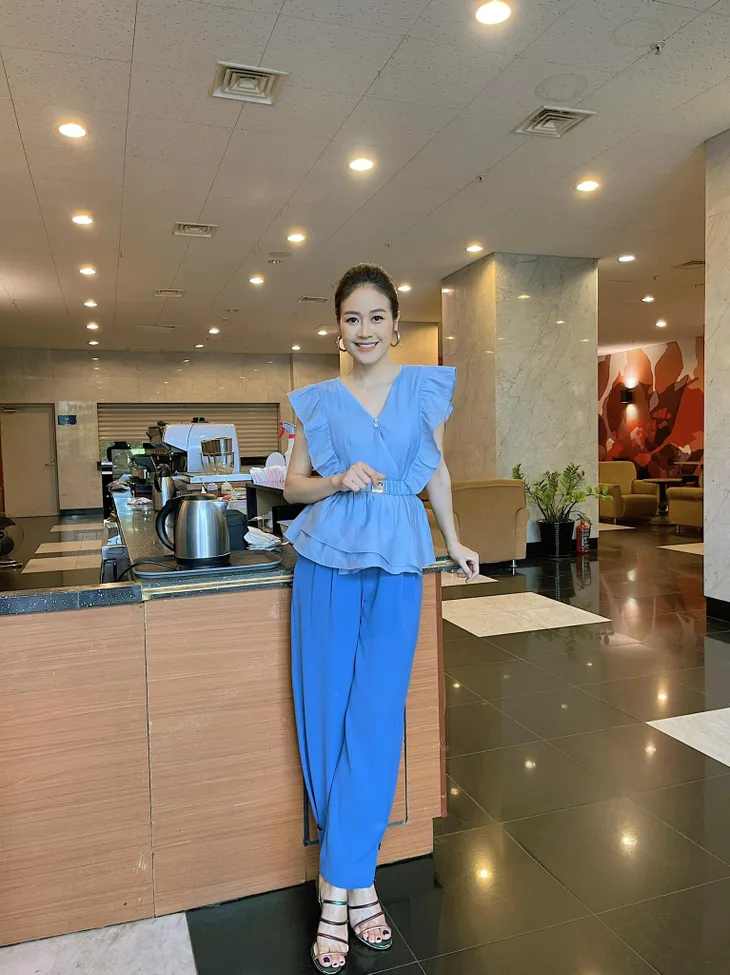 MC Phí Linh khoe trang phục mùa hè mát mắt - Ảnh 2.