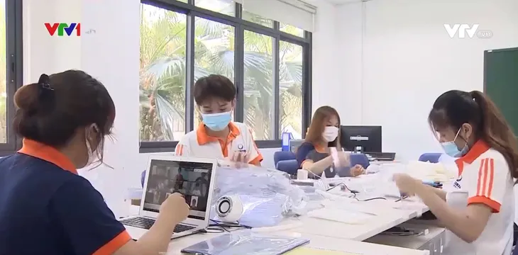 Sinh viên làm tấm chắn giọt bắn tặng tuyến đầu chống dịch - Ảnh 1.