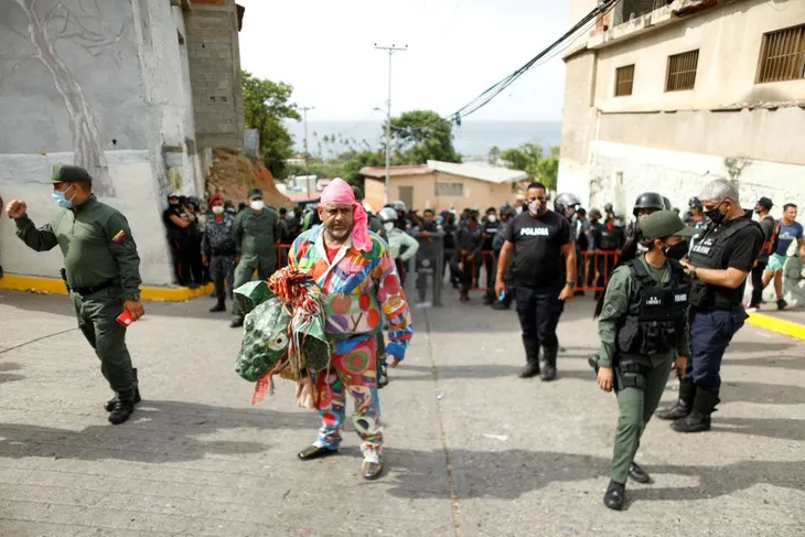 “Vũ công Quỷ” mong cầu đại dịch kết thúc tại lễ hội ở Venezuela - Ảnh 1.