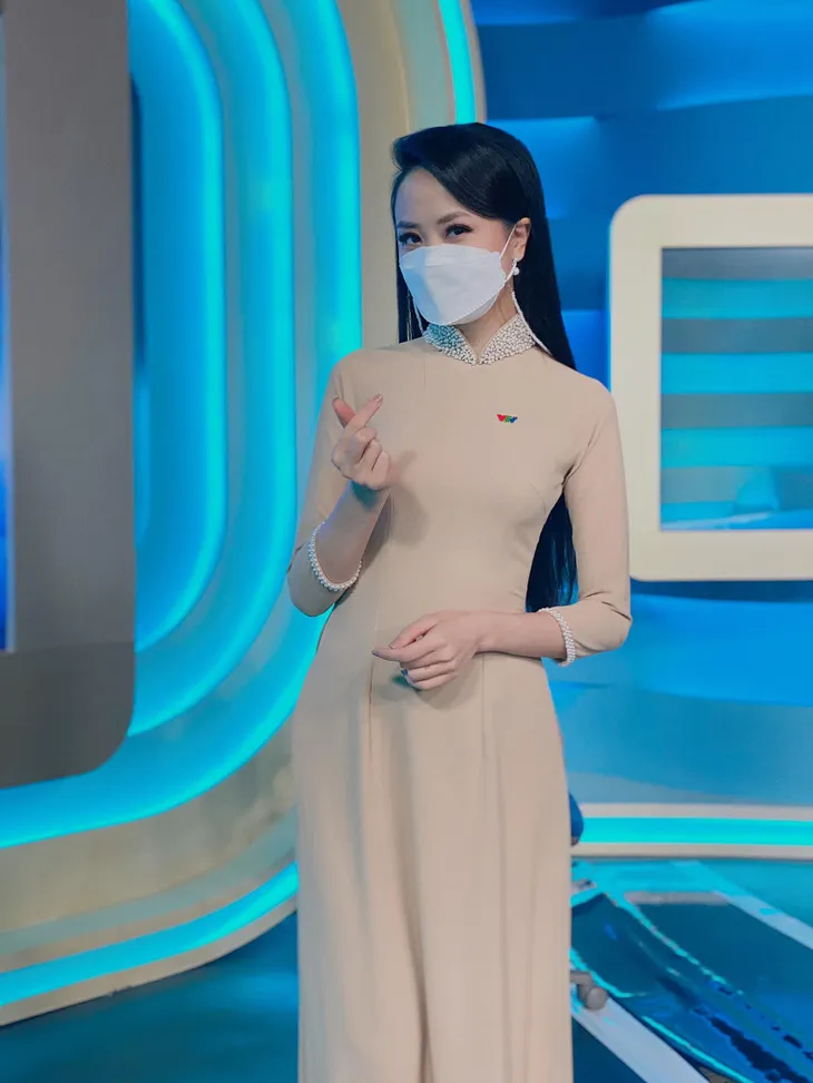 Loạt BTV nổi tiếng của VTV đeo khẩu trang, bạn có nhận ra ai? - Ảnh 2. Loạt BTV nổi tiếng của VTV đeo khẩu trang, bạn có nhận ra ai? - Ảnh 2.