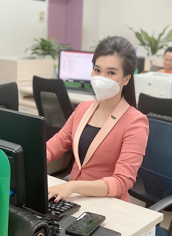 Loạt BTV nổi tiếng của VTV đeo khẩu trang, bạn có nhận ra ai? - Ảnh 10. Loạt BTV nổi tiếng của VTV đeo khẩu trang, bạn có nhận ra ai? - Ảnh 10.