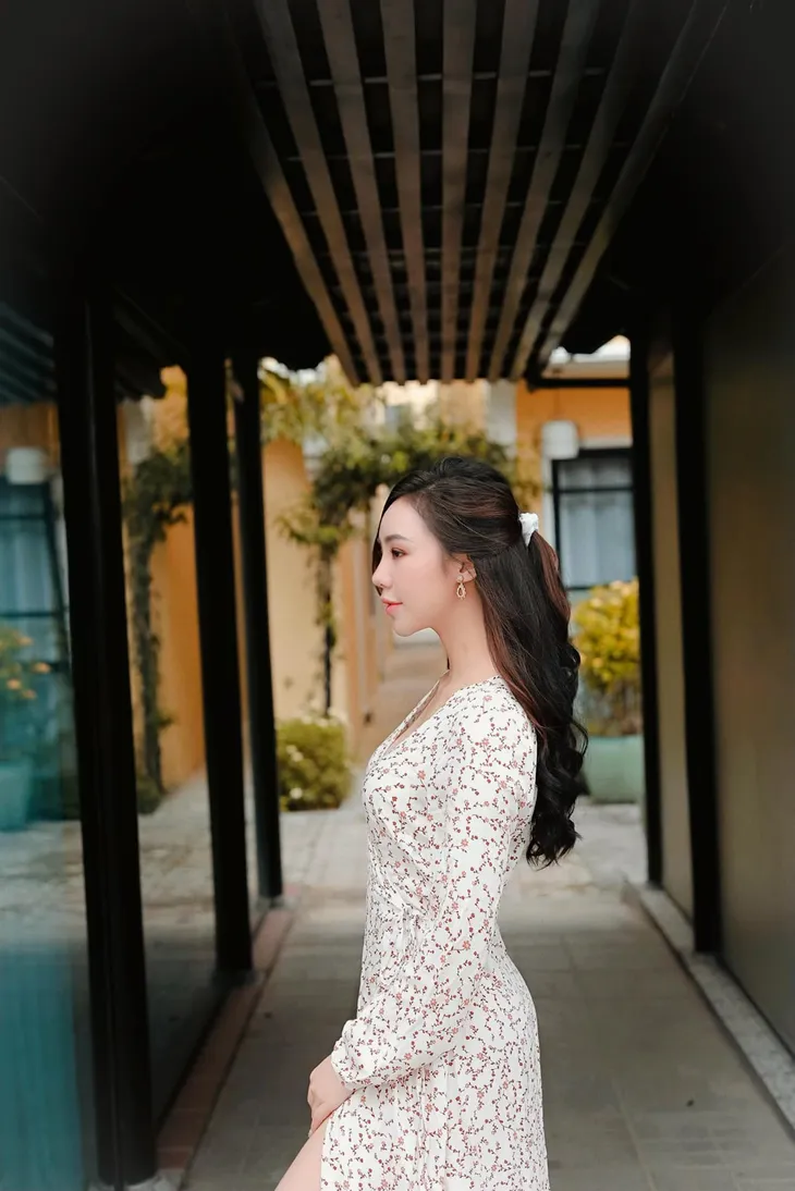 Quỳnh Kool diện váy kín đáo nhưng vẫn khoe được đường cong gợi cảm - Ảnh 1. Quỳnh Kool diện váy kín đáo nhưng vẫn khoe được đường cong gợi cảm - Ảnh 1.