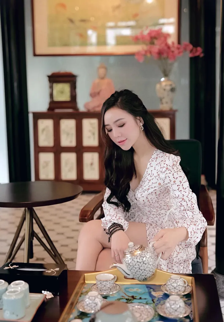 Quỳnh Kool diện váy kín đáo nhưng vẫn khoe được đường cong gợi cảm - Ảnh 2. Quỳnh Kool diện váy kín đáo nhưng vẫn khoe được đường cong gợi cảm - Ảnh 2.