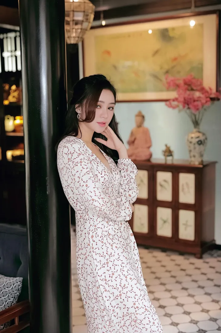 Quỳnh Kool diện váy kín đáo nhưng vẫn khoe được đường cong gợi cảm - Ảnh 4. Quỳnh Kool diện váy kín đáo nhưng vẫn khoe được đường cong gợi cảm - Ảnh 4.