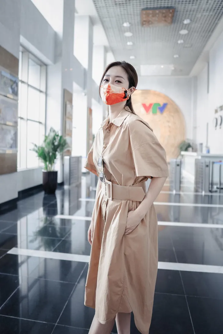 Loạt BTV nổi tiếng của VTV đeo khẩu trang, bạn có nhận ra ai? - Ảnh 17. Loạt BTV nổi tiếng của VTV đeo khẩu trang, bạn có nhận ra ai? - Ảnh 17.