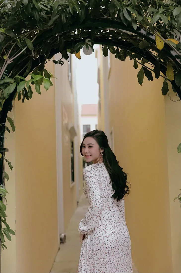Quỳnh Kool diện váy kín đáo nhưng vẫn khoe được đường cong gợi cảm - Ảnh 6. Quỳnh Kool diện váy kín đáo nhưng vẫn khoe được đường cong gợi cảm - Ảnh 6.