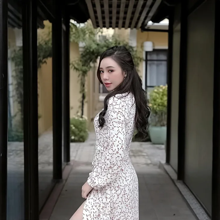 Quỳnh Kool diện váy kín đáo nhưng vẫn khoe được đường cong gợi cảm - Ảnh 7. Quỳnh Kool diện váy kín đáo nhưng vẫn khoe được đường cong gợi cảm - Ảnh 7.