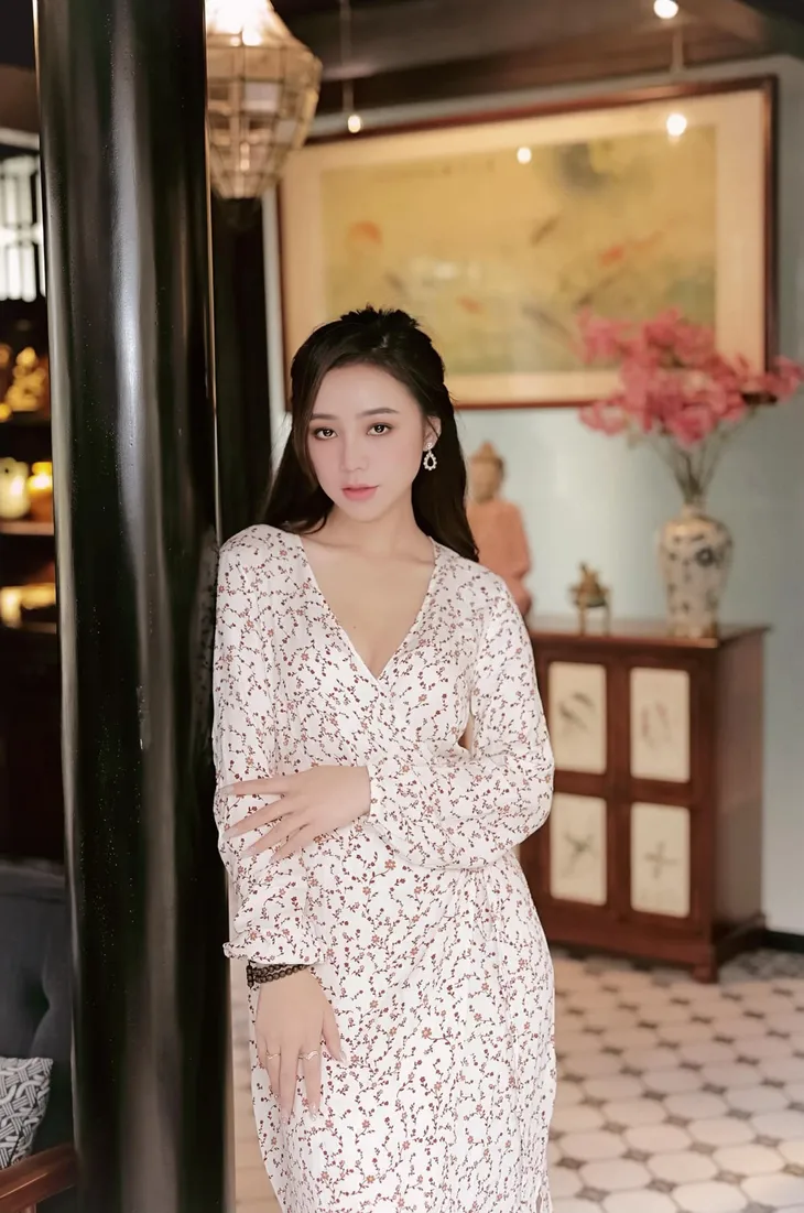 Quỳnh Kool diện váy kín đáo nhưng vẫn khoe được đường cong gợi cảm - Ảnh 9. Quỳnh Kool diện váy kín đáo nhưng vẫn khoe được đường cong gợi cảm - Ảnh 9.