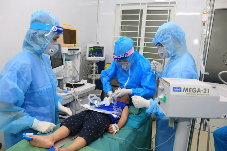 Phẫu thuật cho bé trai bị que sắt đâm vào mắt, xuyên thủng nhãn cầu - Ảnh 1. Phẫu thuật cho bé trai bị que sắt đâm vào mắt, xuyên thủng nhãn cầu - Ảnh 1.