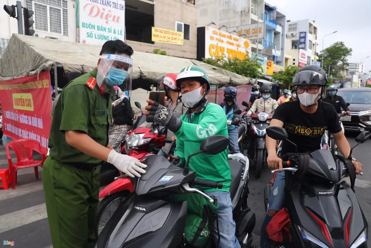 Gò Vấp, Tân Phú cho khai báo y tế điện tử tại nhà - Ảnh 3. Gò Vấp, Tân Phú cho khai báo y tế điện tử tại nhà - Ảnh 3.