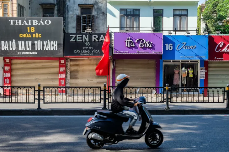 Những con phố thời trang ở Hà Nội: Ngày ế ẩm, tối tắt đèn đi ngủ sớm - Ảnh 1. Những con phố thời trang ở Hà Nội: Ngày ế ẩm, tối tắt đèn đi ngủ sớm - Ảnh 1.