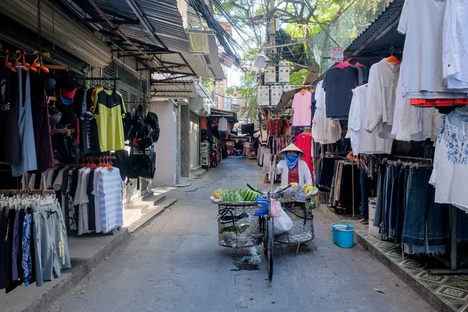Những con phố thời trang ở Hà Nội: Ngày ế ẩm, tối tắt đèn đi ngủ sớm - Ảnh 7. Những con phố thời trang ở Hà Nội: Ngày ế ẩm, tối tắt đèn đi ngủ sớm - Ảnh 7.