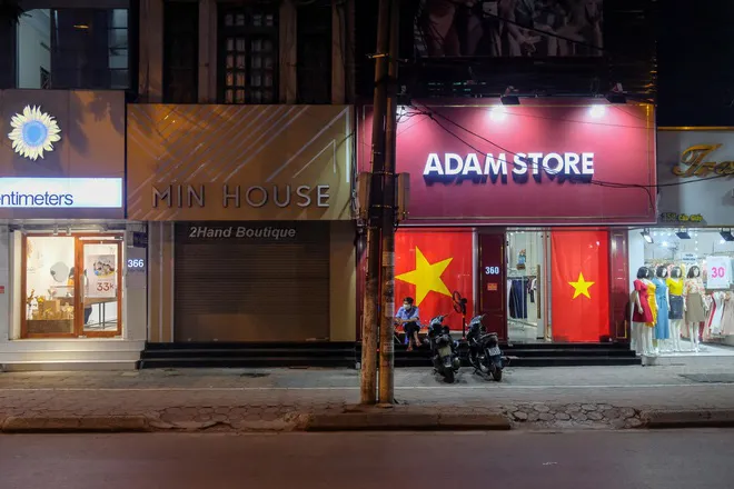 Những con phố thời trang ở Hà Nội: Ngày ế ẩm, tối tắt đèn đi ngủ sớm - Ảnh 10. Những con phố thời trang ở Hà Nội: Ngày ế ẩm, tối tắt đèn đi ngủ sớm - Ảnh 10.
