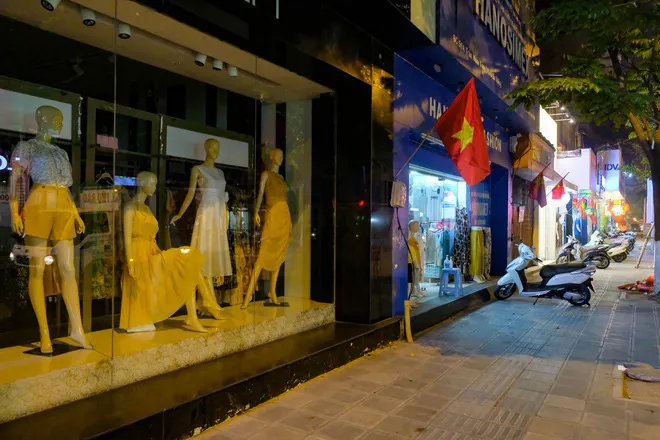 Những con phố thời trang ở Hà Nội: Ngày ế ẩm, tối tắt đèn đi ngủ sớm - Ảnh 11. Những con phố thời trang ở Hà Nội: Ngày ế ẩm, tối tắt đèn đi ngủ sớm - Ảnh 11.