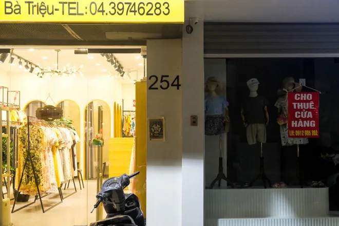 Những con phố thời trang ở Hà Nội: Ngày ế ẩm, tối tắt đèn đi ngủ sớm - Ảnh 3. Những con phố thời trang ở Hà Nội: Ngày ế ẩm, tối tắt đèn đi ngủ sớm - Ảnh 3.