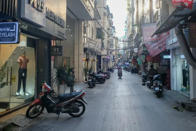 Những con phố thời trang ở Hà Nội: Ngày ế ẩm, tối tắt đèn đi ngủ sớm - Ảnh 4. Những con phố thời trang ở Hà Nội: Ngày ế ẩm, tối tắt đèn đi ngủ sớm - Ảnh 4.