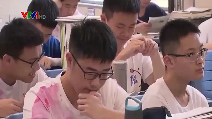 Ngày đầu kỳ thi Cao khảo tại Trung Quốc: Chưa có sự cố lớn xảy ra - Ảnh 1. Ngày đầu kỳ thi Cao khảo tại Trung Quốc: Chưa có sự cố lớn xảy ra - Ảnh 1.