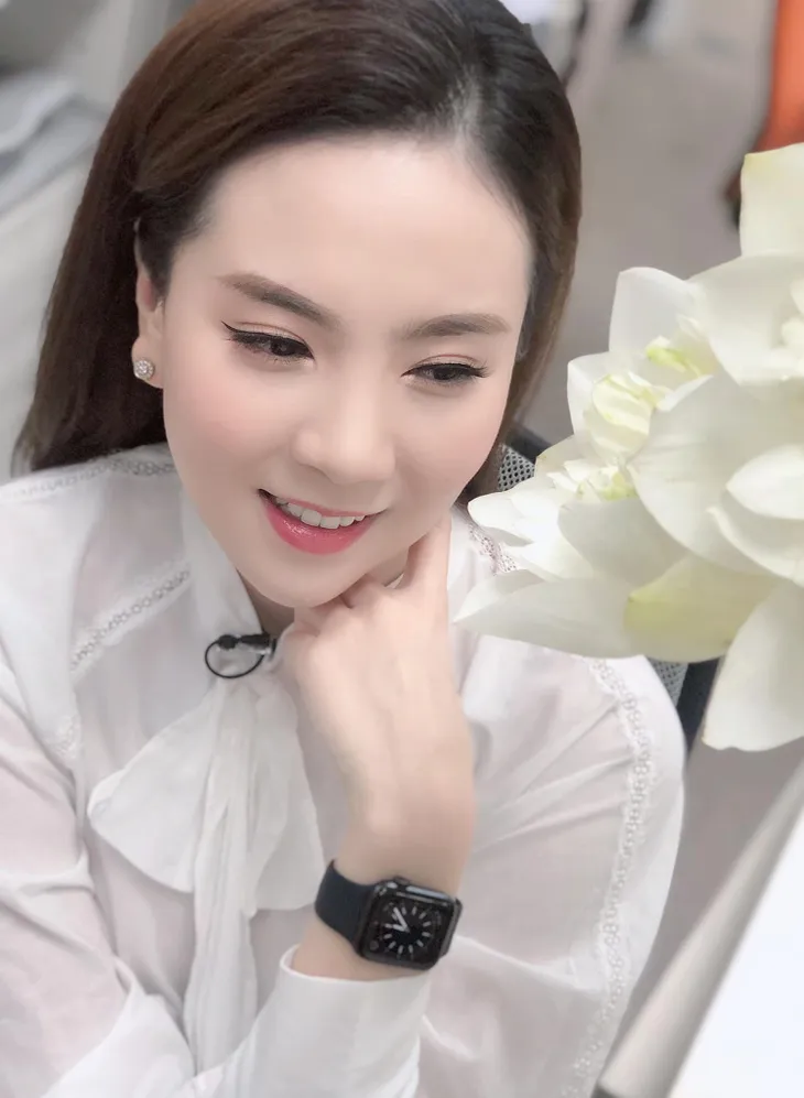 Loạt nữ BTV, MC vừa khoe sắc khoe tài cắm hoa khi mùa sen nở rộ - Ảnh 6. Loạt nữ BTV, MC vừa khoe sắc khoe tài cắm hoa khi mùa sen nở rộ - Ảnh 6.