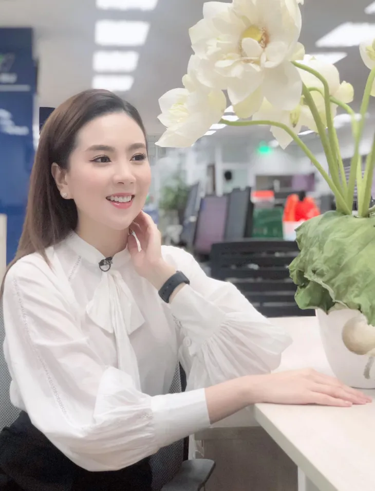 Loạt nữ BTV, MC vừa khoe sắc khoe tài cắm hoa khi mùa sen nở rộ - Ảnh 5. Loạt nữ BTV, MC vừa khoe sắc khoe tài cắm hoa khi mùa sen nở rộ - Ảnh 5.
