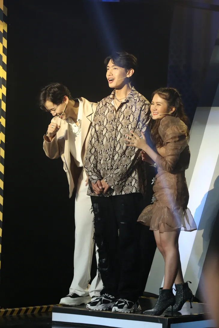 Fans Erik khóc thét khi Quang Đăng khoe giọng với hit Em không sai, chúng ta sai - Ảnh 3. Fans Erik khóc thét khi Quang Đăng khoe giọng với hit Em không sai, chúng ta sai - Ảnh 3.