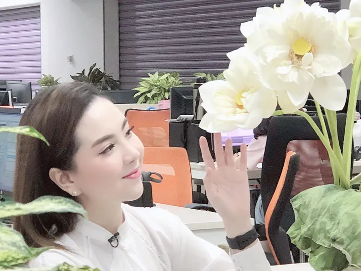 Loạt nữ BTV, MC vừa khoe sắc khoe tài cắm hoa khi mùa sen nở rộ - Ảnh 4. Loạt nữ BTV, MC vừa khoe sắc khoe tài cắm hoa khi mùa sen nở rộ - Ảnh 4.