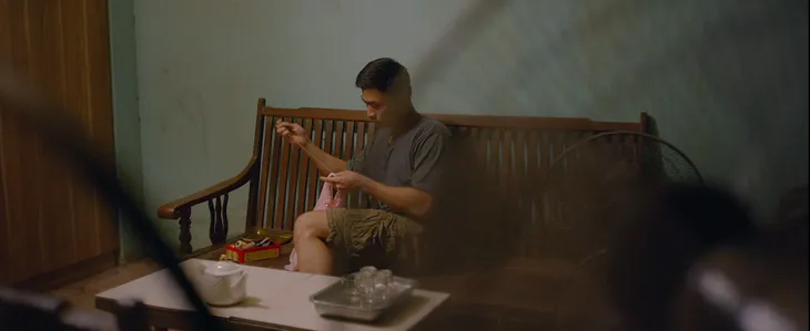 Nam diễn viên chuyên vác dao, dí súng bất ngờ đốn tim khán giả trong Mùa hoa tìm lại - Ảnh 1. Nam diễn viên chuyên vác dao, dí súng bất ngờ đốn tim khán giả trong Mùa hoa tìm lại - Ảnh 1.