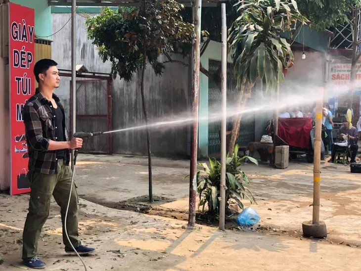 Nam diễn viên chuyên vác dao, dí súng bất ngờ đốn tim khán giả trong Mùa hoa tìm lại - Ảnh 13. Nam diễn viên chuyên vác dao, dí súng bất ngờ đốn tim khán giả trong Mùa hoa tìm lại - Ảnh 13.