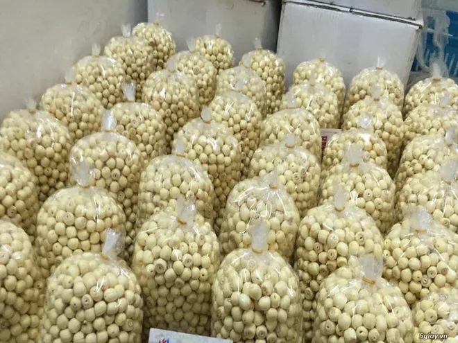Cơn sốt hạt sen đầu hè, nhập cả tạ vẫn không đủ hàng trả khách - Ảnh 3. Cơn sốt hạt sen đầu hè, nhập cả tạ vẫn không đủ hàng trả khách - Ảnh 3.