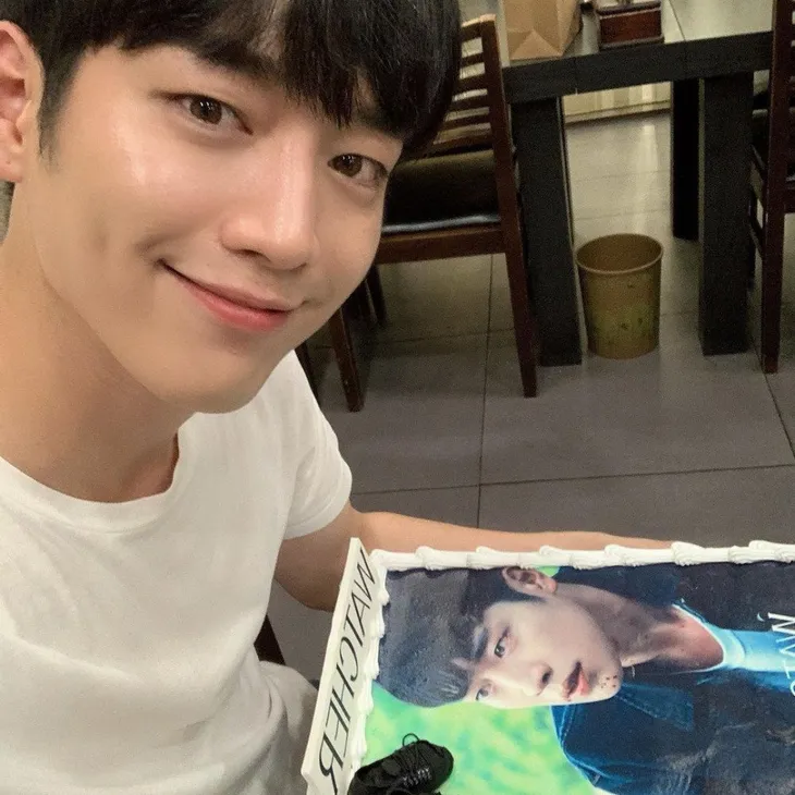7 mỹ nam đứng đầu K-pop do các bác sĩ thẩm mỹ chọn - Ảnh 2. 7 mỹ nam đứng đầu K-pop do các bác sĩ thẩm mỹ chọn - Ảnh 2.