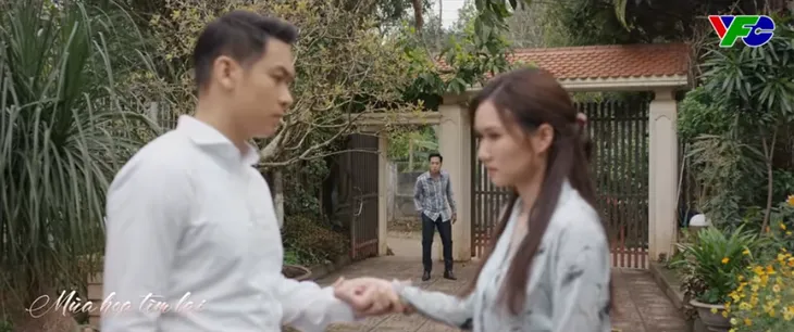 Mùa hoa tìm lại - Tập 7: Nghĩ vợ vụng trộm, Hoàn (Mạnh Hưng) lao vào đánh ghen - Ảnh 3. Mùa hoa tìm lại - Tập 7: Nghĩ vợ vụng trộm, Hoàn (Mạnh Hưng) lao vào đánh ghen - Ảnh 3.