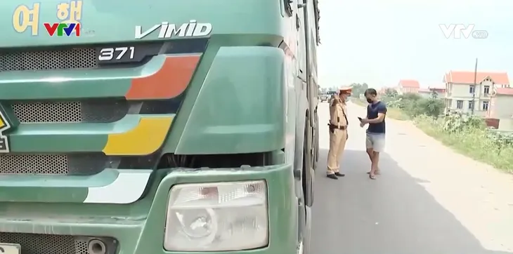 Xử lý xe quá tải tại Thường Tín chỉ như bắt cóc bỏ đĩa? - Ảnh 1. Xử lý xe quá tải tại Thường Tín chỉ như bắt cóc bỏ đĩa? - Ảnh 1.